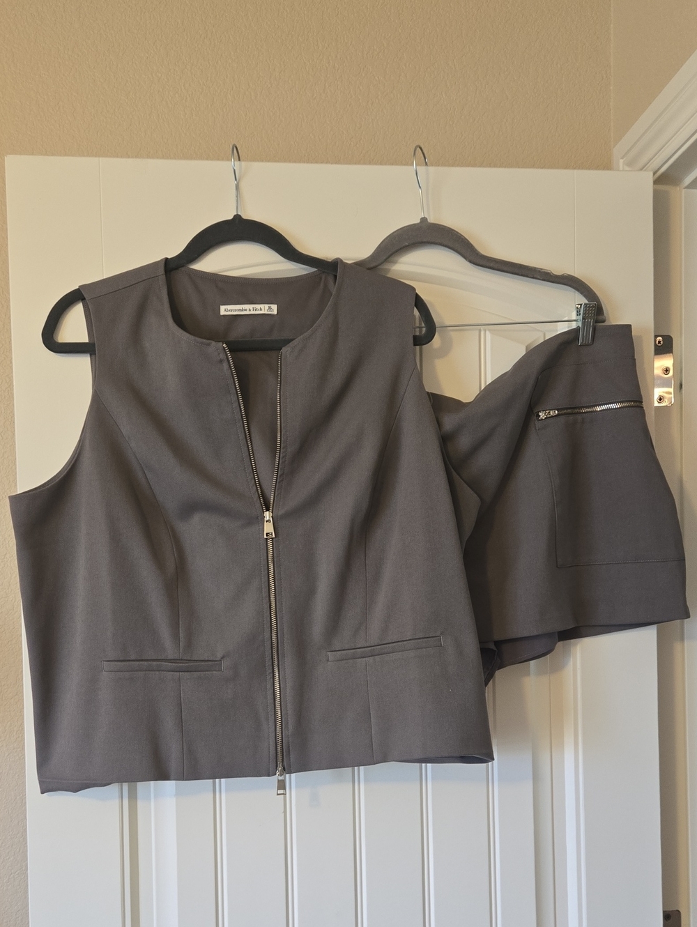 Abercrombie & Fitch Gray Sleeveless Zip Front Vest
